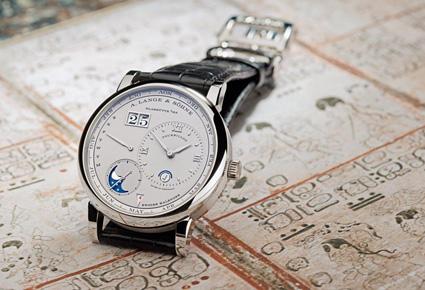 ساعة  LANGE 1 TOURBILLON PERPETUAL CALENDAR الإبداعية والمطلعة نحو الأمام ومخطوطات المايا